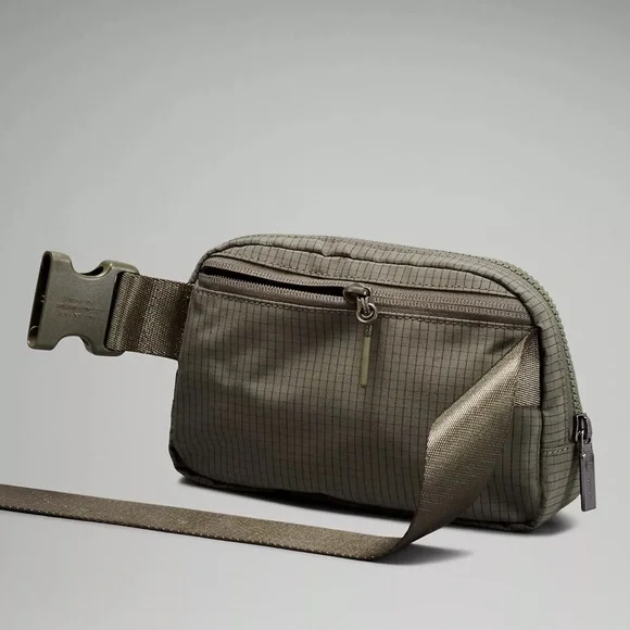 Lululemon Everywhere Belt Bag Carob Brown Crossbody Sling Bag Nwt - Picture 4 of 6